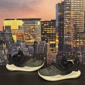 Men's Under Armour Curry 5 size 8.5 good condition.